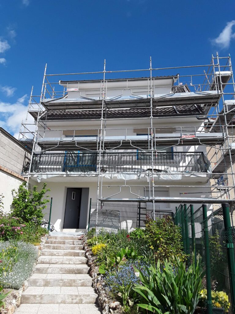 Façade d'une maison à étage située à Epernay en cours pour de l'ITE